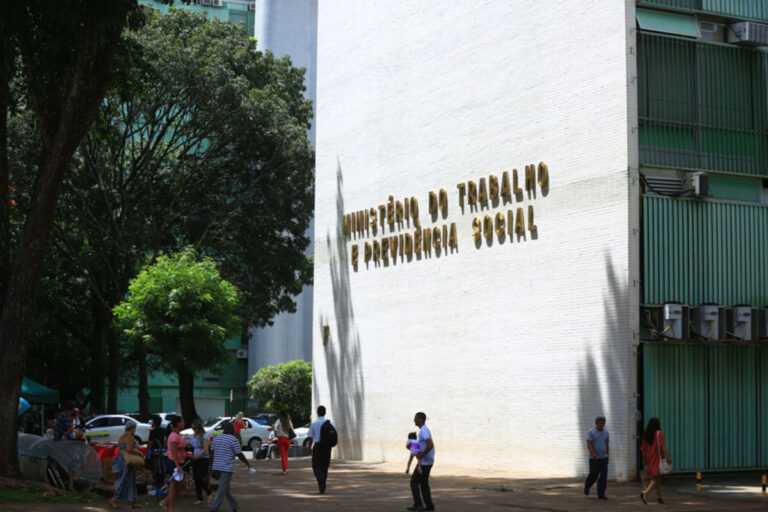 Normas de trabalho aos domingos e feriados podem mudar no mês de agosto. Veja normas-de-trabalho-aos-domingos-e-feriados-podem-mudar-em-agosto.-veja