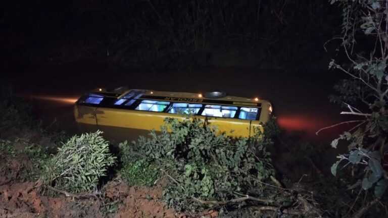 onibus-escolar-com-criancas-tomba-em-rio-de-santa-catarina