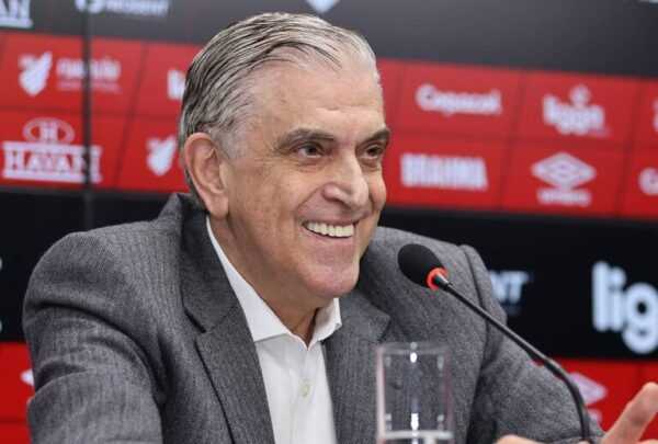 Depois de polêmica de “pacto”, Petraglia convoca padre em CT do Athletico apos-polemica-de-“pacto”,-petraglia-convoca-padre-em-ct-do-athletico