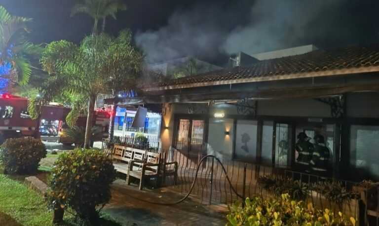 bombeiros-combatem-incendio-criminoso-em-restaurante-no-centro-de-ubatuba