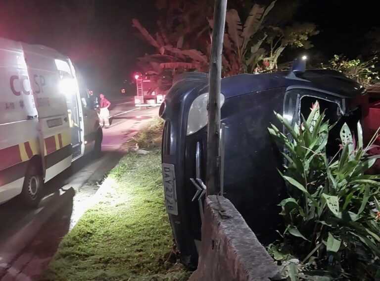 Equipe do Corpo de Bombeiros retira vítima apreendida no veículo depois de capotamento equipe-do-corpo-de-bombeiros-retira-vitima-presa-no-veiculo-apos-capotamento