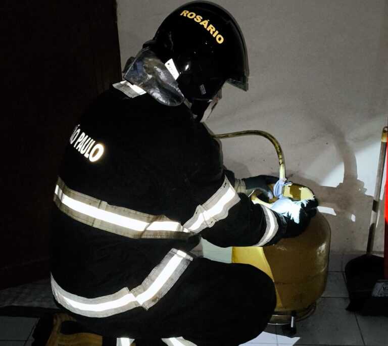 Bombeiros são acionados para conter vazamento de gás em casa bombeiros-sao-acionados-para-conter-vazamento-de-gas-em-residencia