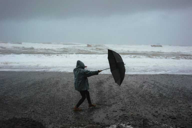 nova-frente-fria-traz-chuva,-queda-de-temperatura-e-rajadas-de-vento-ao-litoral-norte-esta-semana