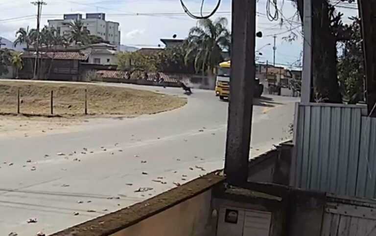 motociclista-fica-gravemente-ferido-apos-colisao-com-carreta-na-rio-santos,-em-ubatuba